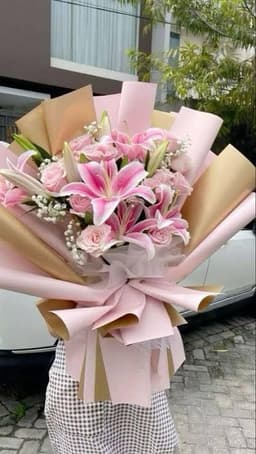 Pink lilies bouquet thumbnail 1