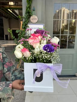 White box bouquet thumbnail 1